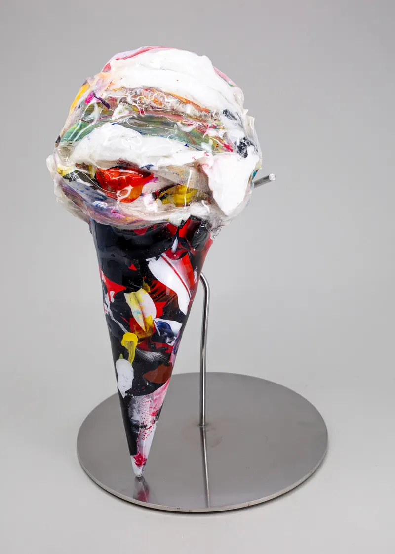 강민석 Minseok Kang, LOVE ME (2024) — 팝 컬처 캐릭터를 입은 레진 아이스크림 소형 조각, Acrylic paint, resin, stainless steel