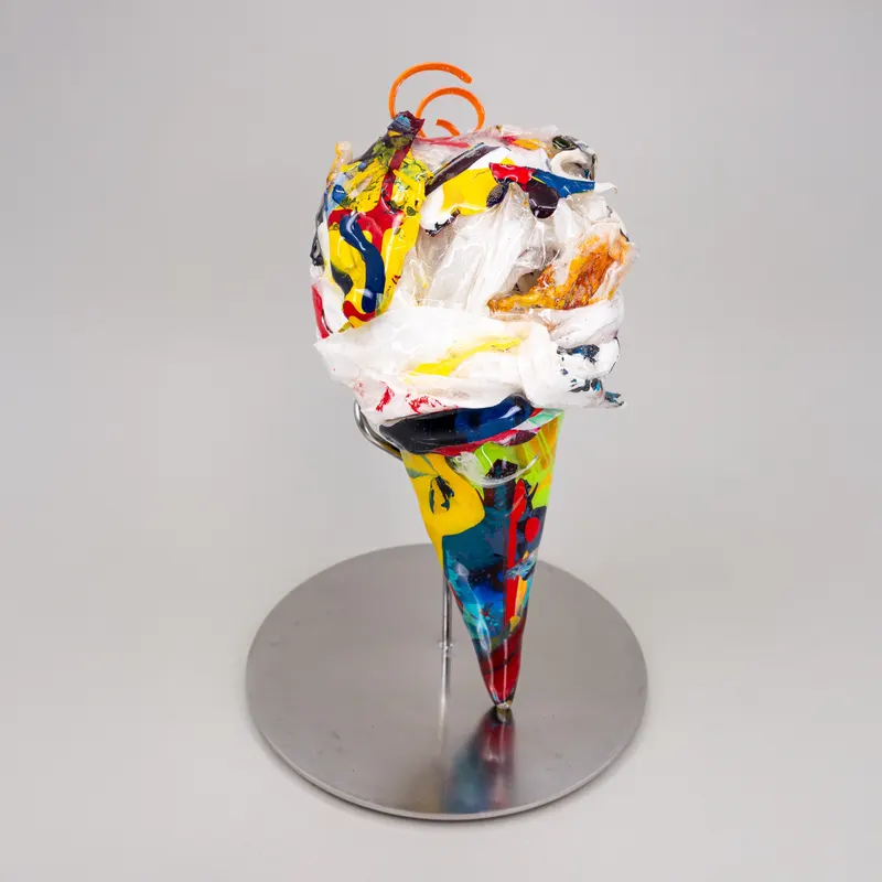 강민석 Minseok Kang, UFO (2023) — 팝 컬처 캐릭터를 입은 레진 아이스크림 소형 조각, Acrylic paint, resin, stainless steel